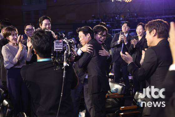 배우 유해진이 '제62회 백상예술대상'에서 영화부문 영예의 대상 수상자로 호명된 후 축하 받고 있다. 방송·영화·연극과 뮤지컬을 아우르는 국내 유일무이 종합 예술 시상식 '제62회 백상예술대상 with 구찌'는 8일 오후 7시 50분 서울 강남구 코엑스 D홀에서 개최됐다. 특별취재반 / 2026. 05. 08/