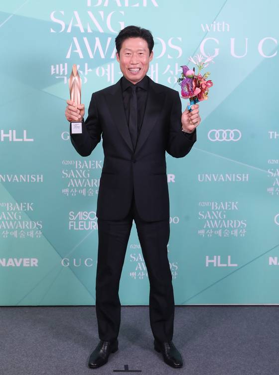 배우 유해진이 '제62회 백상예술대상'에서 영화부문 대상을 수상하고 트로피 세리머니를 하고 있다. 방송·영화·연극과 뮤지컬을 아우르는 국내 유일무이 종합 예술 시상식 '제62회 백상예술대상 with 구찌'는 8일 오후 7시 50분 서울 강남구 코엑스 D홀에서 개최됐다. 특별취재반 / 2026. 05. 08/
