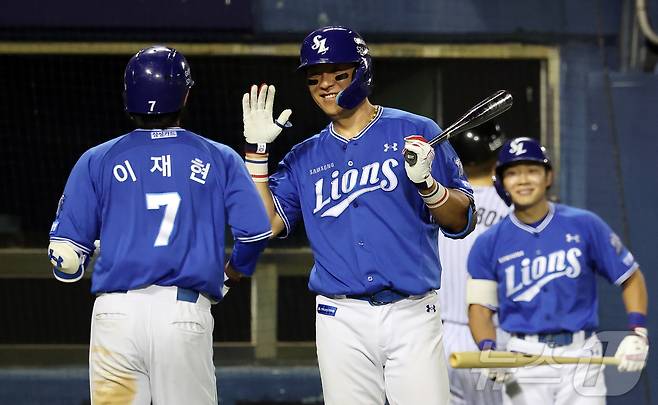 14일 오후 서울 송파구 잠실야구장에서 열린 프로야구 '2026 신한은행 SOL KBO리그' 삼성 라이온즈와 LG 트윈스의 경기, 삼성 이재현이 7회초 2사 상황 솔로홈런을 친 뒤 강민호의 축하를 받고 있다. 2026.5.14 ⓒ 뉴스1 김진환 기자