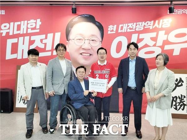 2026대전지방선거장애인연대가 15일 이장우 국민의힘 대전시장 후보와 정책간담회를 하고 장애인 정책공약을 전달했다. /대전지방선거장애인연대