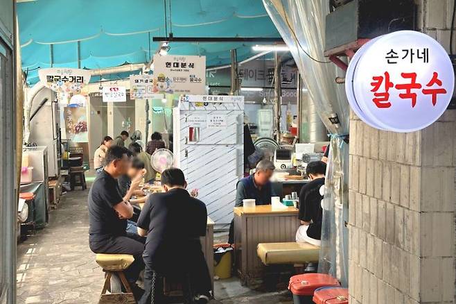 14일 경남 창원 반송시장 칼국수 거리 식당에서 시민들이 점심 식사를 하고 있다. 이성민 기자
