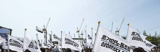 세계 최대 규모의 반도체 생산 기지인 삼성전자 평택사업장에서 지난달 23일 삼성전자 노조 공동투쟁본부가 투쟁 결의 대회를 연 모습. 삼성전자 노조는 영업이익의 15%(약 45조원)를 성과급으로 요구하며 총파업 압박에 나섰다. /뉴시스