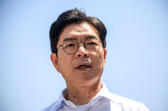 정원오 더불어민주당 서울시장 후보가 15일 서울 종로구 광화문광장 감사의정원을 찾아 발언하고 있다. ⓒ뉴시스