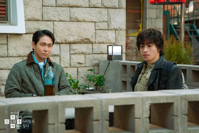 최근 방송 중인 JTBC 드라마 '모두가 자신의 무가치함과 싸우고 있다'(이하 '모자무싸')는 잘난 친구들 사이에서 혼자만 뜻대로 풀리지 않아 시기와 질투에 괴로워하는 인간 황동만(구교환)의 평화 찾기를 그린 작품이다. JTBC 제공
