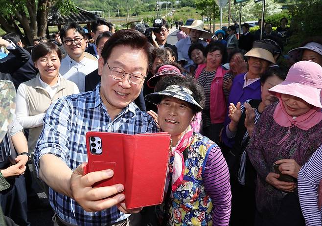 이재명 대통령이 15일 대구 군위군 소보면 도산1리 마을에서 열린 모내기행사에서 참석자들과 기념촬영을 하고 있다. 청와대사진기자단
