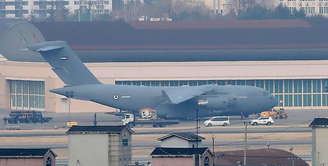 지난 3월 9일 대구 동구에 위치한 현 K-2 군 공항(대구국제공항)에서 아랍에미리트(UAE) C-17 수송기가 서 있다. 대구시는 이 공항을 2030년까지 대구 군위군 일원의 대구경북통합신공항으로 이전한다는 계획이다. 뉴스1