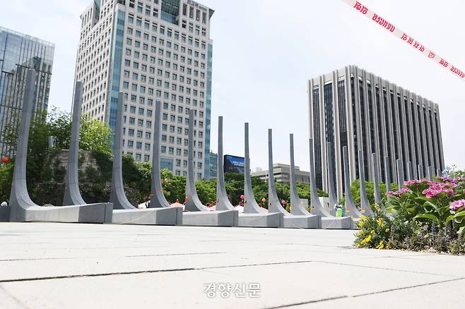 한국전쟁 참전국을 기리는 ‘감사의 정원’ 준공식을 이틀 앞둔 지난 10일 서울 종로구 광화문광장에 위치한 공사 현장에 ‘받들어 총 모양’의 조형물이 세워져 있다. 한수빈 기자
