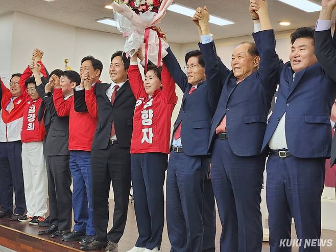14일 경기 수원시 장안구 국민의힘 경기도당에서 열린 양향자 경기지사 후보 선거사무소 개소식에서 참석자들이 기념 사진을 촬영하고 있다. 전재훈 기자