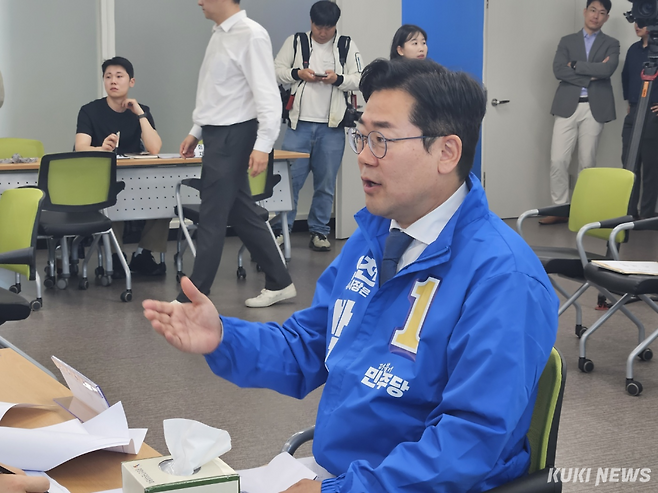 박찬대 더불어민주당 인천시장 후보가 14일 6·3 지방선거 인천시장 후보자 등록을 하고 있다. 이은서 기자