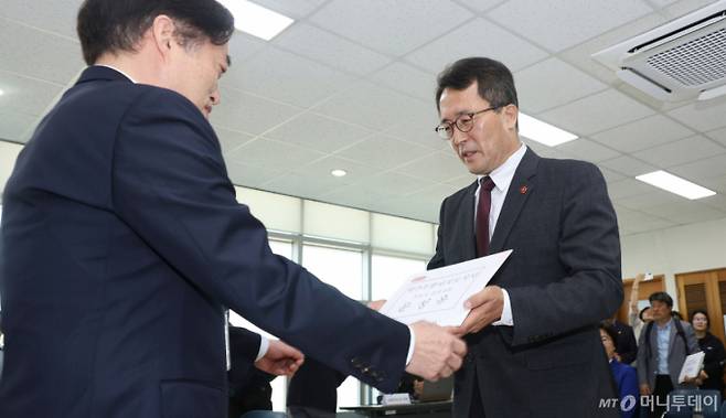 문성유 국민의힘 제주특별자치도지사 예비후보가 14일 오전 제주도선거관리위원회에서 후보 등록을 하고 있다./사진=뉴시스