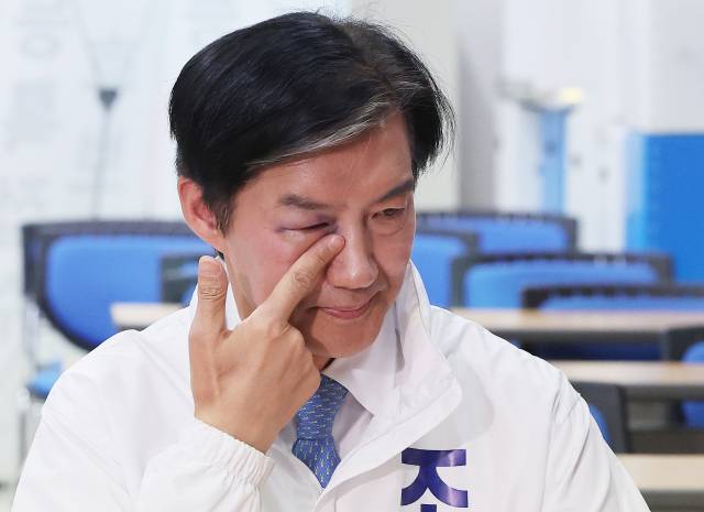 ▲경기 평택을 국회의원 재선거에 출마하는 조국혁신당 조국 후보가 지난 14일 경기도 평택시선거관리위원회에서 후보 등록을 하며 일정 중 다쳐 멍든 눈을 만지고 있다. ⓒ연합뉴스
