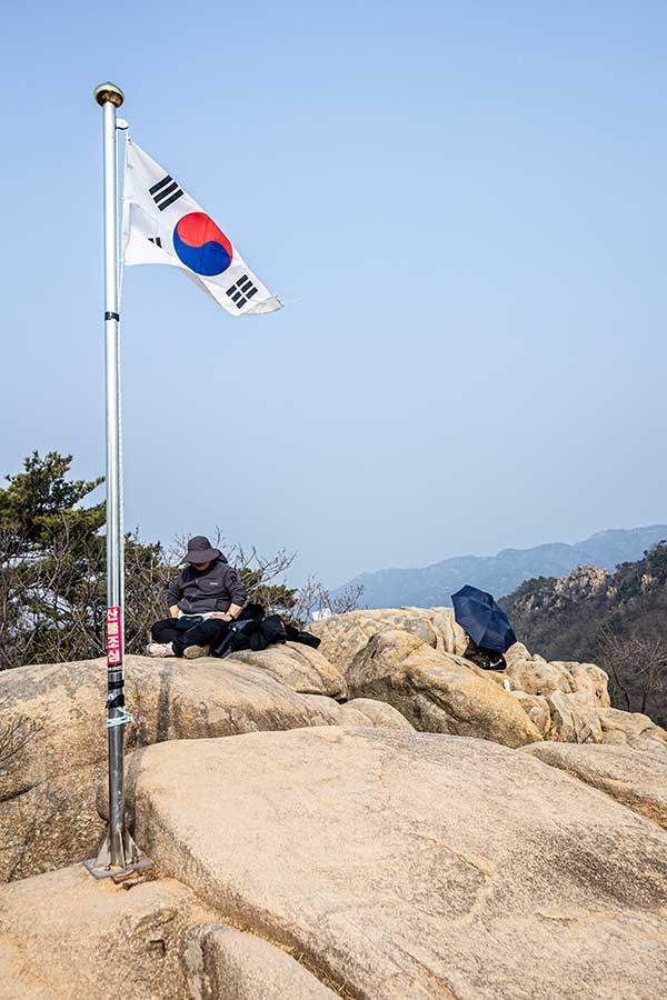 호암산 정상. 신자들의 방언이 터지고 있다.