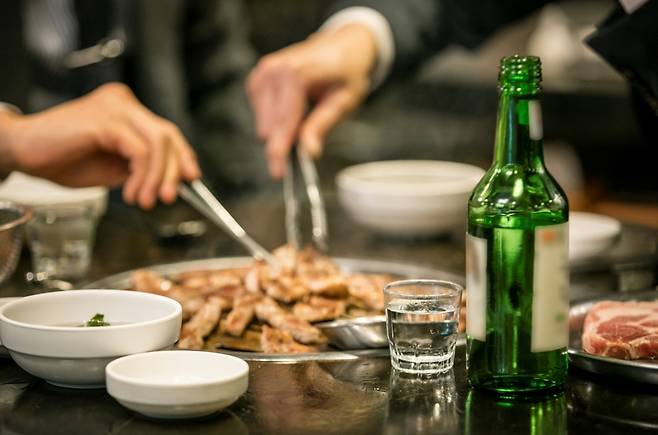 늦은 밤 음주와 고열량 안주 섭취는 체중 증가로 이어질 수 있다. 사진=클립아트코리아