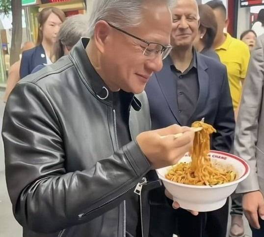 젠슨 황 엔비디아 최고경영자(CEO)가 15일(현지시간) 중국 베이징 둥청구 난뤄구샹에서 짜장면을 먹고 있다. 바이두 갈무리
