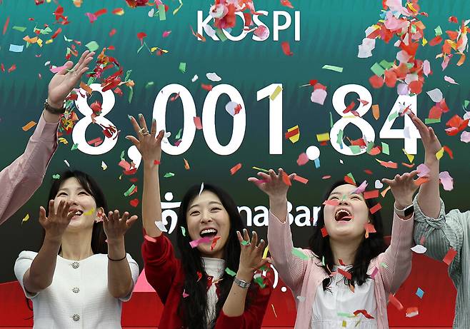 15일 서울 하나은행 본점 딜링룸에서 코스피 8000 기념 세리머니가 진행되고 있다. ⓒ연합뉴스