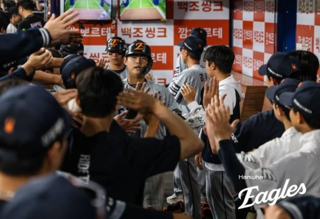 한화 이글스 포수 허인서(왼쪽)가 14일 키움 히어로즈와 방문경기에서 득점한 뒤 동료들의 환영을 받고 있다. /사진=한화 이글스 제공