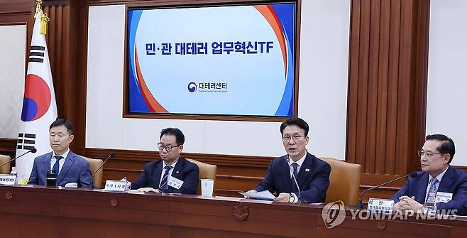 민관 대테러업무 혁신 TF 최종보고회의 주재하는 김민석 국무총리 (서울=연합뉴스) 안정원 기자 = 김민석 국무총리가 15일 오전 서울 종로구 정부서울청사에서 열린 민관 대테러업무 혁신 태스크포스(TF) 최종보고회의를 주재하고 있다. 2026.5.15 jeong@yna.co.kr