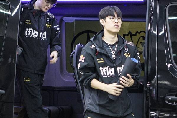 지난 2023년 서울 구로구 고척 스카이돔에서 열리는 '2023 리그 오브 레전드(LoL) 월드 챔피언십(롤드컵) 결승전'을 앞두고 T1의 '오너' 문현준(오른쪽)과 '페이커' 이상혁이 차에서 내려 대기실로 들어가고 있다. 연합뉴스