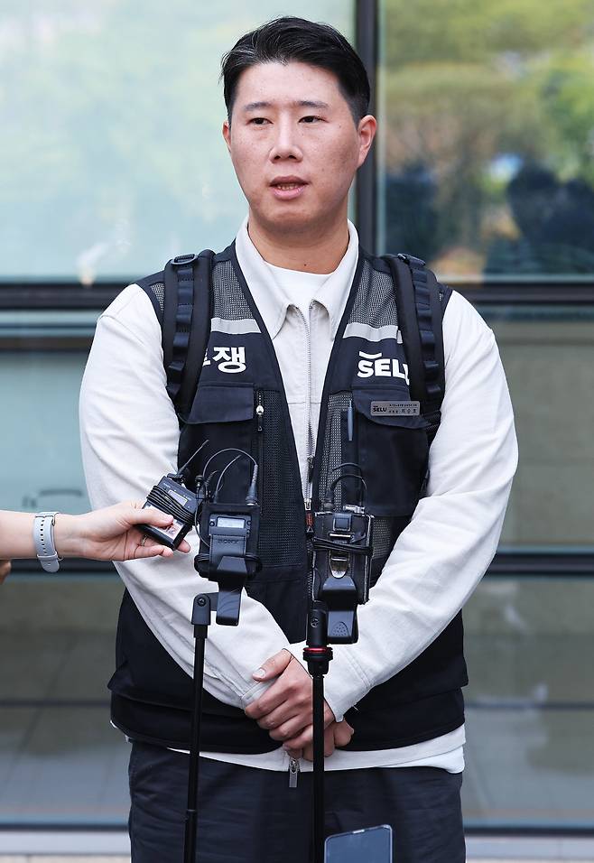 <YONHAP PHOTO-6063> 위법 쟁의행위 금지 가처분 신청 심문 마친 최승호 위원장 (수원=연합뉴스) 홍기원 기자 = 최승호 초기업노조 삼성전자지부 위원장이 13일 경기도 수원시 영통구 수원지방법원에서 열린 삼성전자가 노조를 상대로 제기한 위법 쟁의행위 금지 가처분 신청 심문을 마치고 나와 취재진 질문에 답하고 있다. 2026.5.13 xanadu@yna.co.kr/2026-05-13 12:42:06/<저작권자 ⓒ 1980-2026 ㈜연합뉴스. 무단 전재 재배포 금지, AI 학습 및 활용 금지>(연합뉴스)