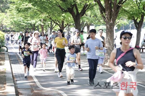 완주를 목표로 뛰는 참가자들. ⓒ이혜영 기자 lhy@hankooki.com