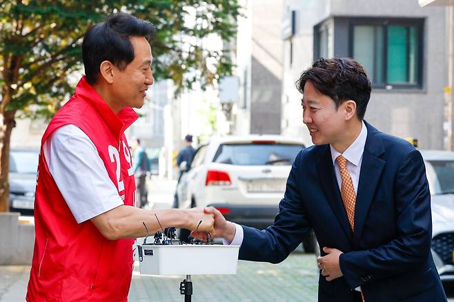 오세훈 국민의힘 서울시장 후보와 이준석 개혁신당 대표가 16일 오전 서울 노원구 공릉로의 원룸을 찾아 20대 청년 대학생의 애로사항을 청취한 뒤 악수하고 있다./뉴스1