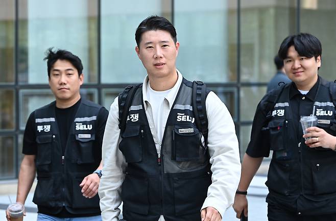 최승호 초기업노조 삼성전자지부 위원장이 13일 경기 수원시 영통구 수원지방법원에서 열린 삼성전자 노조 위법 쟁의행위 금지 가처분 신청 2차 심문을 마친 뒤 법원을 나서고 있다. /뉴시스