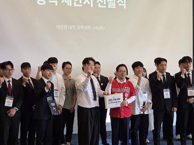 이장우 국민의힘 대전시장 후보가 16일 KAIST에서 대전 지역 7개 대학 총학생회 허브가 주최한 '대학 6.3 지방선거 대응 네트워크 정책 성과발표회'에 참석해 정책제안서를 전달받고 있다. 김지선 기자