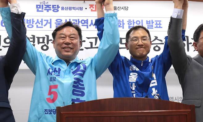 김종훈 진보당 울산시장 후보(왼쪽부터)와 김상욱 더불어민주당 후보가 15일 울산시의회 프레스센터에서 울산시장 후보 단일화 합의 발표 기자회견을 하고 있다. 2026.5.15 뉴스1