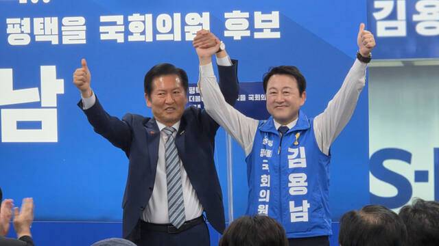 16일 평택시 안중읍에서 열린 김용남 평택을 국회의원선거 후보(우측)가 선거사무소 개소식에서 정청래 더불어민주당 당대표(좌측)과 기념촬영을 하고 있다. 윤동현기자