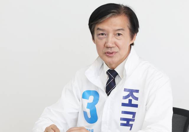 경기 평택을 국회의원 재선거에 출마한 조국 조국혁신당 후보가 16일 경기도 평택시 안중읍 선거사무소에서 기자간담회를 하고 있다. 연합뉴스