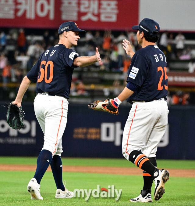 2026년 5월 15일 오후 경기도 수원KT위즈파크에서 열린 '2026 신한 SOL KBO리그' 한화 이글스와 KT 위즈의 경기. 한화 쿠싱이 5-3으로 승리한 뒤 기뻐하고 있다./마이데일리