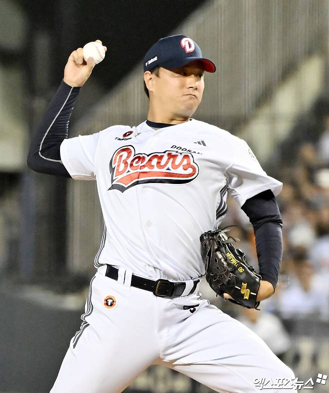 15일 오후 서울 송파구 잠실야구장에서 열린 '2026 신한 SOL Bank KBO리그' 롯데 자이언츠와 두산 베어스의 경기, 8회초 2사 1,3루 두산 이영하가 공을 힘차게 던지고 있다. 엑스포츠뉴스 DB