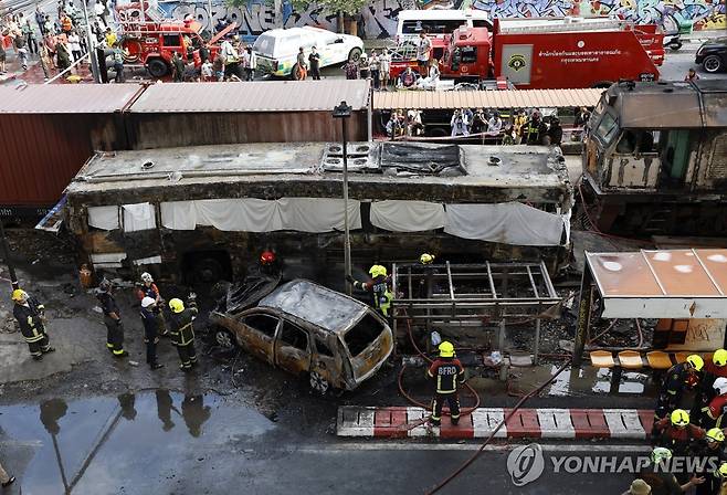 태국 방콕 버스-열차 충돌…최소 8명 사망·30여명 부상 (방콕 EPA=연합뉴스) 16일(현지시간) 오후 태국 방콕 도심의 건널목에서 열차가 버스와 충돌, 버스가 불에 탄 현장. 이 사고로 지금까지 최소 8명이 숨졌다.