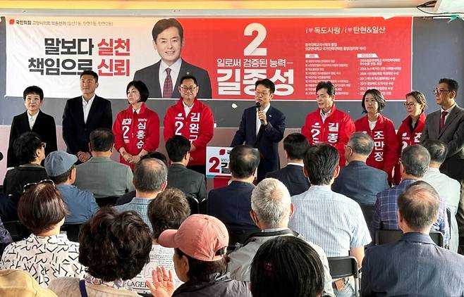 ▲정문식 국민의힘 고양정 당협위원장이 일산서구에 출마한 경기도의원·고양시의원 후보들을 한 명씩 소개하며 지지를 호소하고 있다./김재영 기자 kjyeong@incheonilbo.com