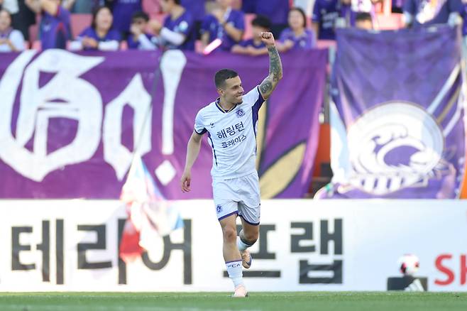 17일 제주월드컵경기장에서 열린 K리그1 15라운드 경기서 안양의 마테우스가 제주를 상대로 골을 성공시킨후 세리머니를 하고 있다. 사진=한국프로축구연맹