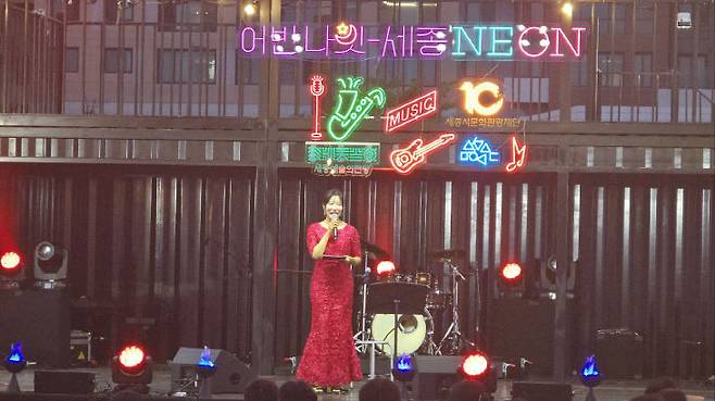 예술의전당 야외 무대에서 진행된 어반나잇-세종 NEON