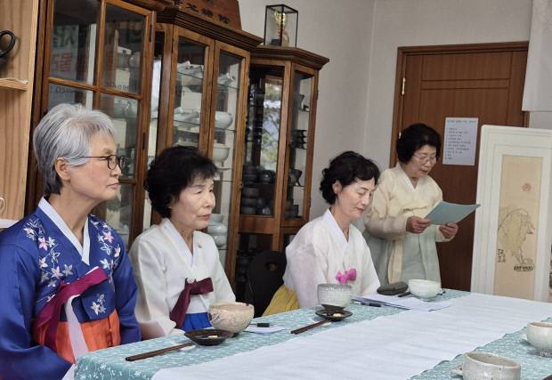 행사에 함께한 임원들 좌 장영희원장,김점순사범,김혜순회장,정판순사범 구미청다례원 제공