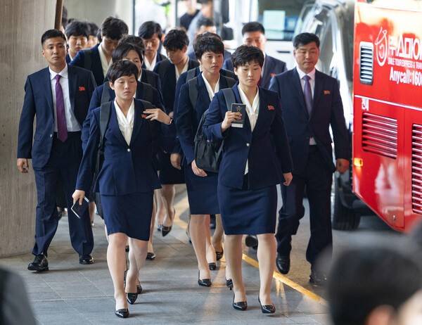 2025-2026 아시아축구연맹(AFC) 여자 챔피언스리그 4강전에서 수원FC 위민을 상대하는 내고향여자축구단이 17일 인천국제공항 제1여객터미널을 통해 입국한 뒤 버스 탑승을 위해 이동하고 있다. 연합뉴스