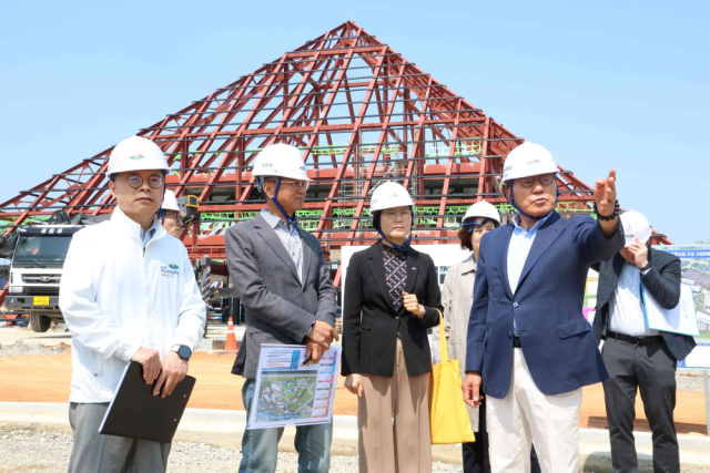 2026여수세계섬박람회 박수관 조직위원장(㈜YC-TEC회장)이 지난 14일 돌산 진모지구 주행사장 현장을 방문해 준비상황을 점검했다. 여수세계섬박람회 조직위원회 제공