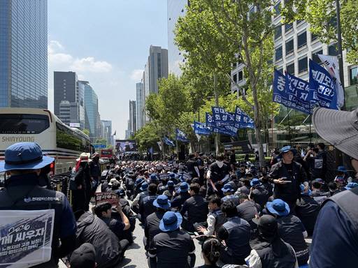 금속노조 현대모비스 자회사 노동조합원들이 13일 오후 서울 강남구 현대모비스 본사 앞에서 램프사업부 매각 반대를 위한 총력 결의대회를 진행하고 있다/양성운 기자