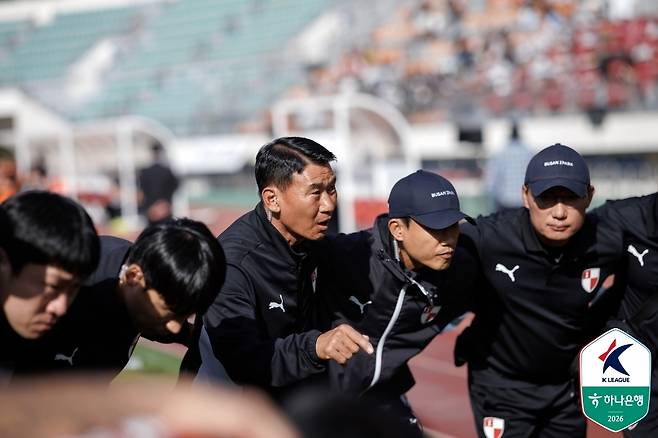 K리그2 선두를 질주 중인 부산아이파크의 조성환 감독은 "모든 구성원들이 똘똘 뭉쳐 노력하고 있다"고 전했다. (한국프로축구연맹 제공)