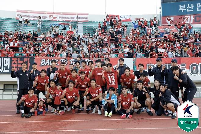 최고의 분위기로 시즌 초반을 보내고 있는 부산 아이파크. (한국프로축구연맹 제공)
