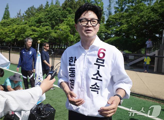 부산 북구갑 국회의원 보궐선거에 출마하는 한동훈 무소속 후보가 17일 부산 북구 화명생태공원에서 열린 북구축구협회장기 대회에 참석해 인터뷰를 하고 있다. 2026.05.17 ⓒ 뉴스1 김세정 기자