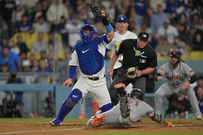 LOS ANGELES, CALIFORNIA - MAY 14: Jung Hoo Lee #51 of the San Francisco Giants beats the throw to Dalton Rushing #68 of the Los Angeles Dodgers to tie the game in the fifth inning with his first MLB inside-the-park home run at Dodger Stadium on May 14, 2026 in Los Angeles, California. Jayne Kamin-Oncea/Getty Images/AFP (Photo by Jayne Kamin-Oncea / GETTY IMAGES NORTH AMERICA / Getty Images via AFP)
<저작권자(c) 연합뉴스, 무단 전재-재배포, AI 학습 및 활용 금지>