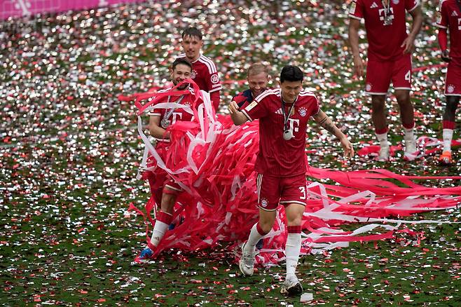 Bayern's Kim Min-jae, right, celebrates with teammates the Bundesliga title at the end of the soccer match between Bayern and FC Cologne in Munich, Germany, Saturday, May 16, 2026. (AP Photo/Matthias Schrader) THE DEUTSCHE FUSSBALL LIGA DFL DOES NOT ALLOW ITS IMAGES TO BE USED AS SEQUENCES TO EMULATE VIDEO
<저작권자(c) 연합뉴스, 무단 전재-재배포, AI 학습 및 활용 금지>