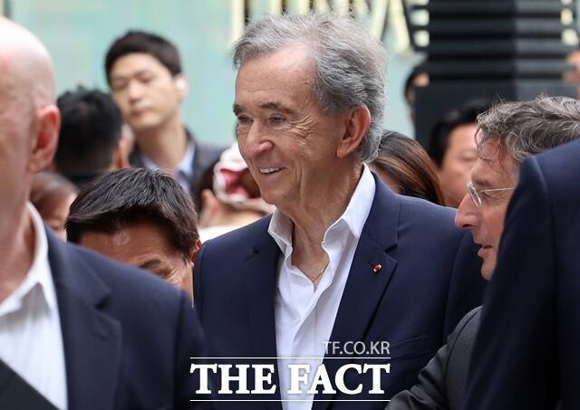 베르나르 아르노 LVMH(루이비통모에헤네시) 회장이 지난 11일 서울 중구 신세계백화점 본점 더 리저브를 방문하고 있다. /뉴시스