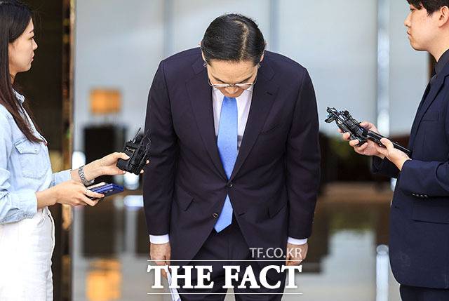이재용 삼성전자 회장이 지난 16일 서울 강서구 김포국제공항 비즈니스센터로 귀국하며 취재진 앞에서 총파업이 예고된 노사 현안과 관련해 입장을 밝히며 머리를 숙이고 있다. /뉴시스
