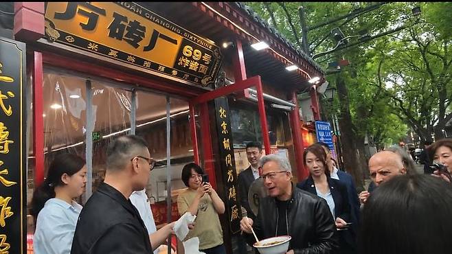 베이징 길거리서 짜장면 먹는 젠슨 황. /뉴시스