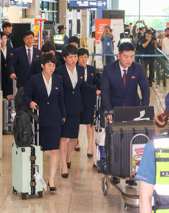 아시아축구연맹(AFC) 여자챔피언스리그 준결승전에 출전하는 북한 여자축구팀 ‘내고향여자축구단’이 17일 오후 인천국제공항 제1여객터미널로 입국하고 있다. /남강호 기자