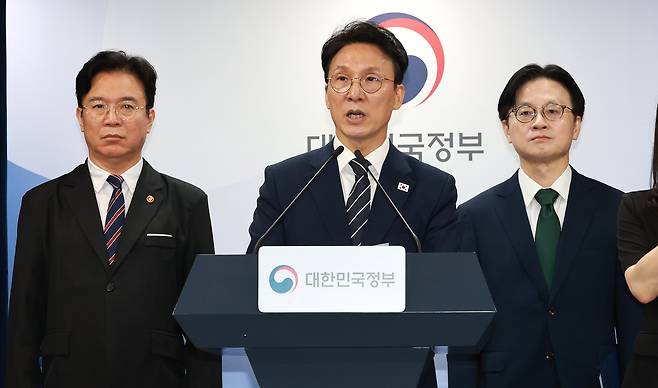 김민석(가운데) 국무총리가 17일 서울 종로구 정부서울청사에서 삼성전자 파업 관련 대국민 담화를 하고 있다. 이 자리에는 김영훈(왼쪽) 고용노동부 장관, 김정관(오른쪽) 산업통상부 장관도 함께했다. /뉴스1
